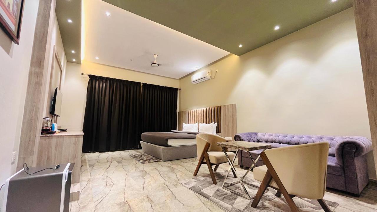 Sargawa The Palace Resort Αμπικαπούρ Εξωτερικό φωτογραφία